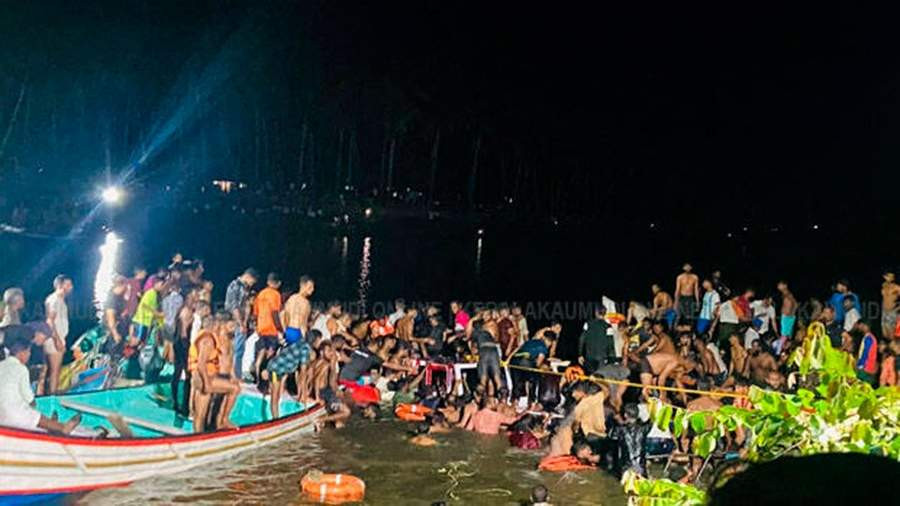 Лодка опрокинулась. Лодка перевернулась. Лодка перевернулась. Затонувшая яхта. Вид на пляж с перевёрнутой лодкой.