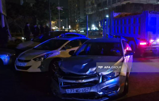 В Баку произошла цепная авария, есть пострадавший-ФОТО 