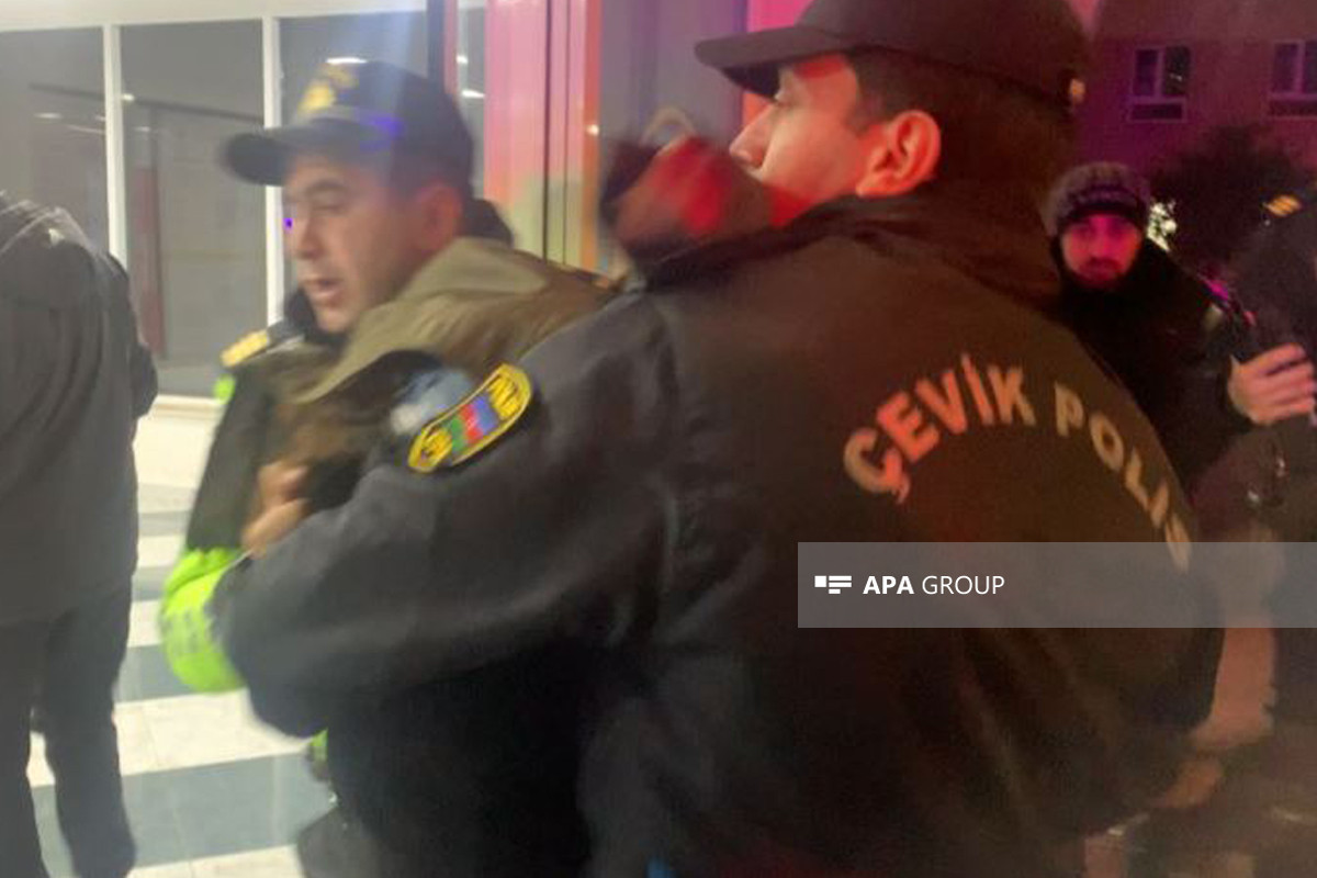 В Баку полицейские спасли мужчину от самоубийства-ФОТО 