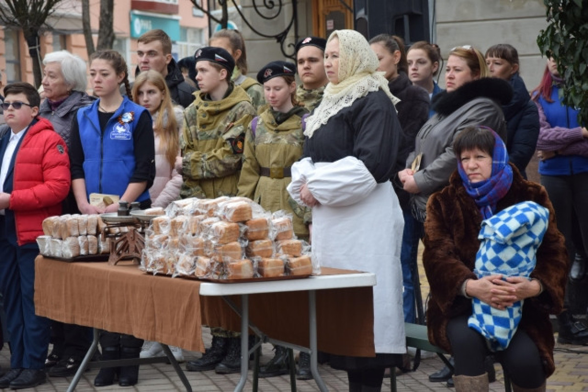 Петербуржцы встали в очередь за "блокадным" хлебом