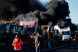 Во Франции протестующие фермеры сожгли отделение таможни