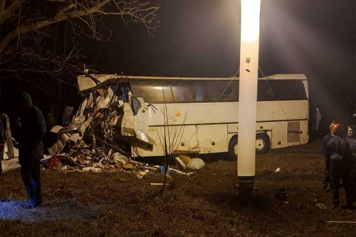 В России при столкновении автобуса с грузовиком погибли 5, пострадали 8 человек