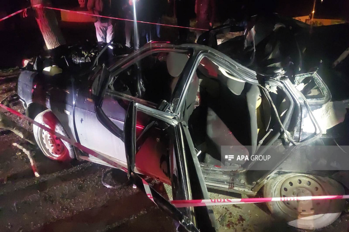 В Гяндже автомобиль врезался в дерево, погибли два человека-ФОТО 