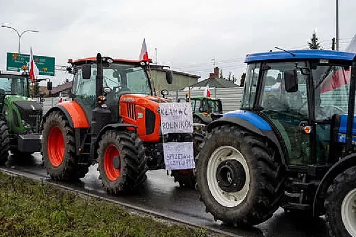 Бельгийские фермеры на 100 тракторах заблокировали четыре главные автострады страны