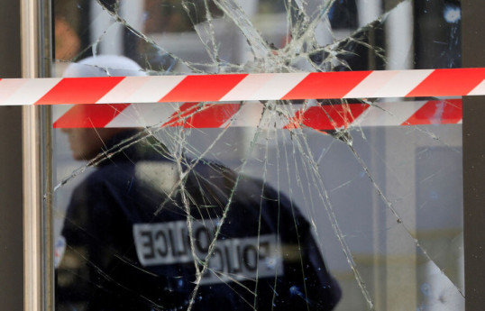 Под Парижем 15 человек напали на полицейского, который сидел один в служебной машине