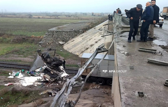 В Азербайджане грузовик упал с моста, 3 человек погибли-ОБНОВЛЕНО 