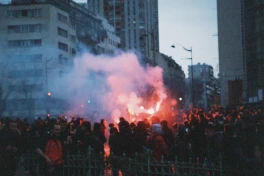В Париже радикалы black bloc начали крушить все на улицах