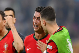 Роналду заплакал после незабитого пенальти в дополнительное время матча 1/8 финала Евро