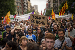 В Барселоне прошел протест против массового туризма