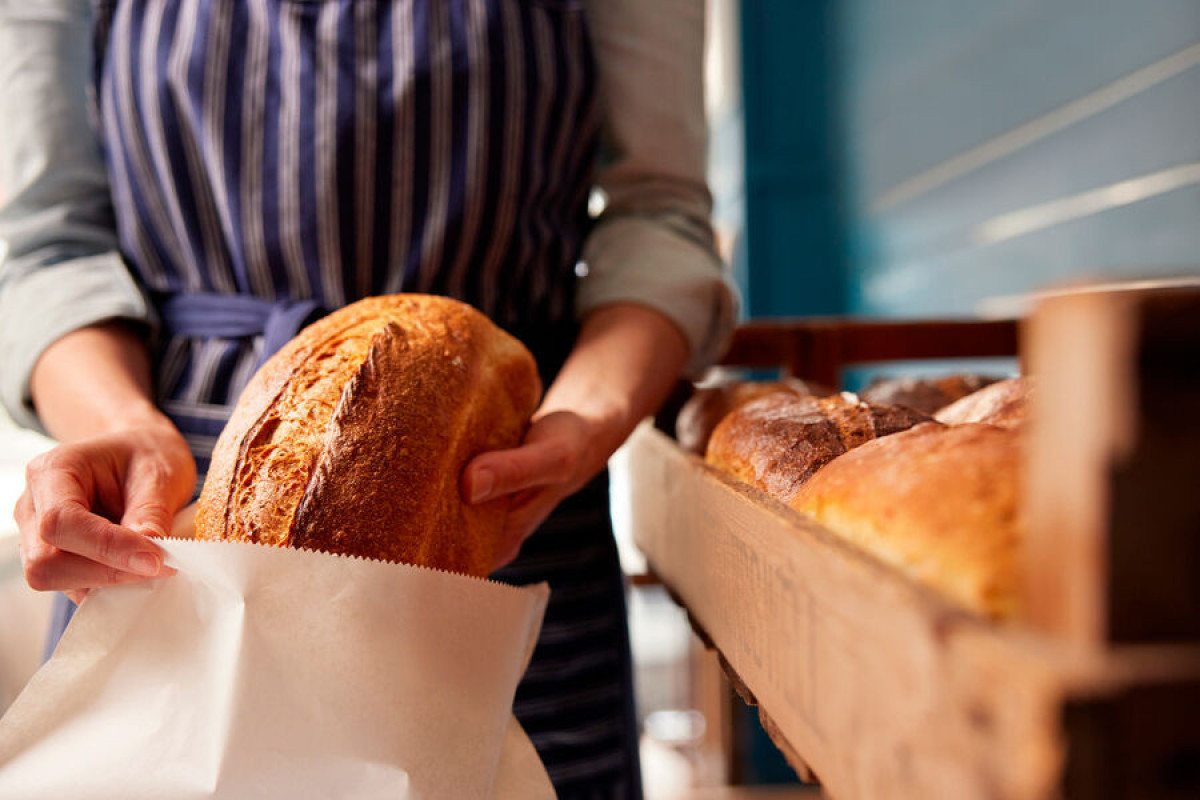 Диетолог объяснила, зачем в ресторанах подают бесплатный хлеб
