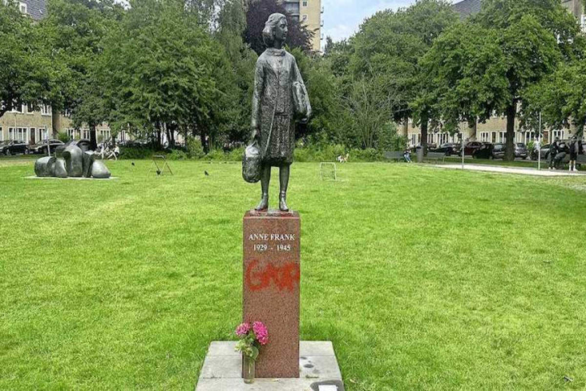 В Амстердаме осквернили памятник Анне Франк