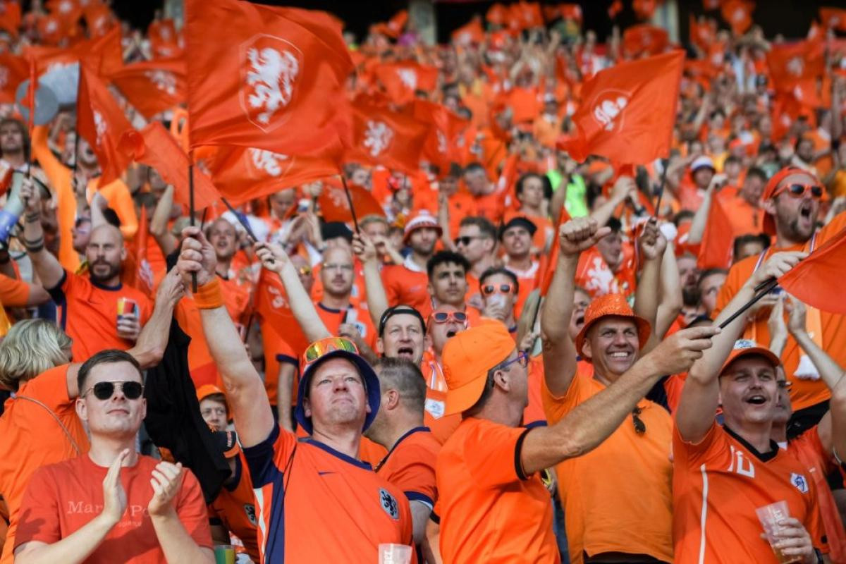 Болельщики сборной Нидерландов напали на англичан перед полуфинальным матчем на Евро