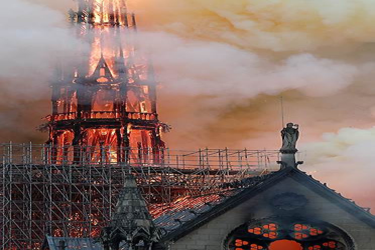 Во Франции горит один из самых высоких готических соборов в мире – Руанский собор-ФОТО 