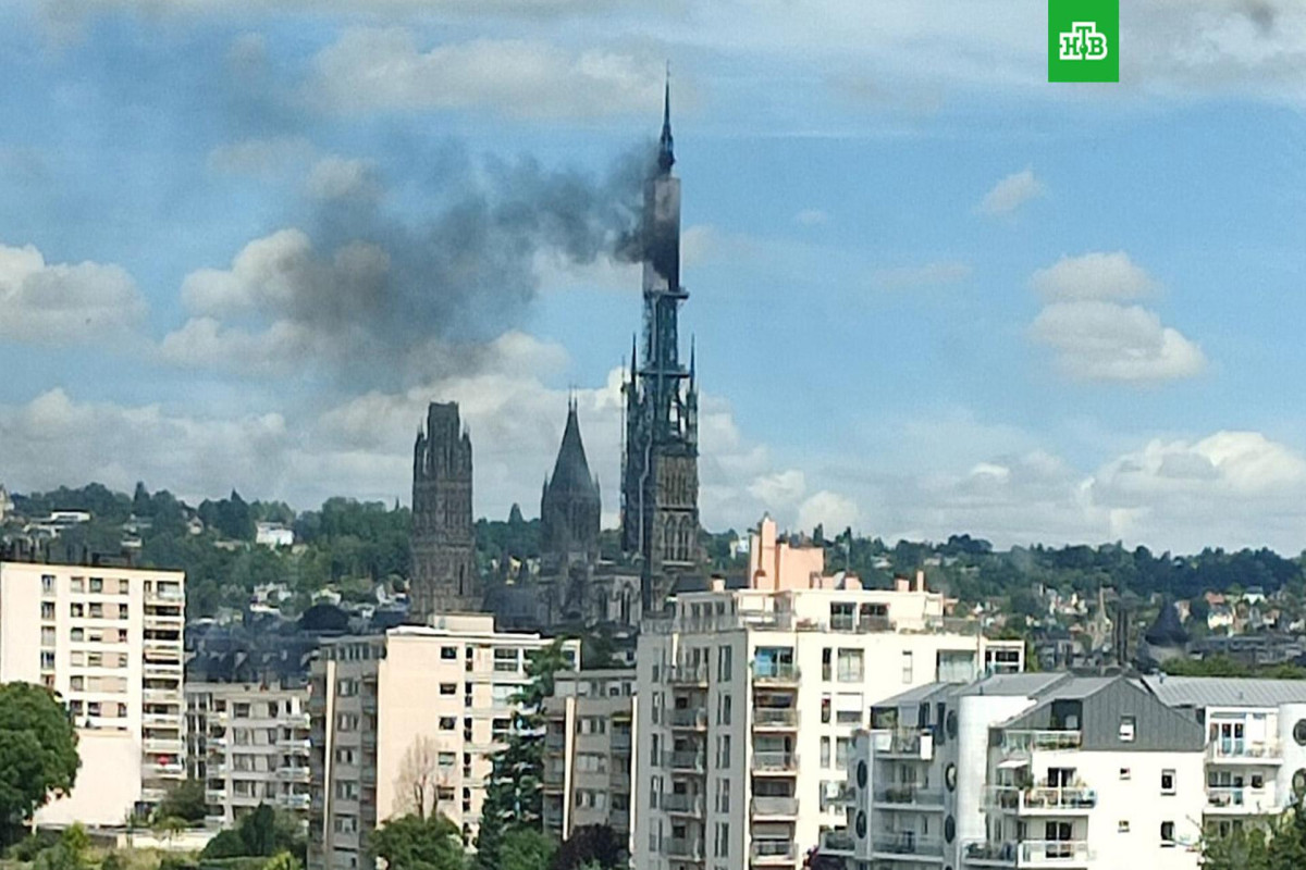 Во Франции горит один из самых высоких готических соборов в мире – Руанский собор-ФОТО 