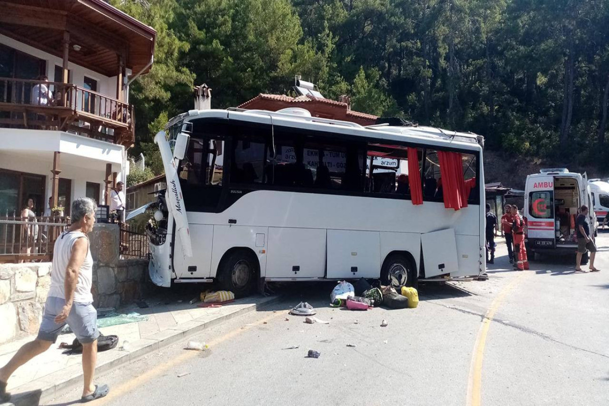 Туристический автобус перевернулся в турецкой Мугле: 2 погибших, 28 раненых-ФОТО 