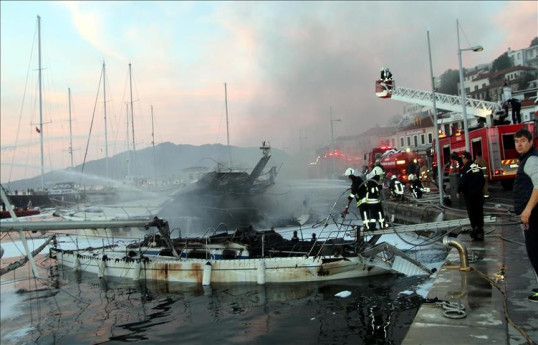 При пожаре на яхте у Мармариса пострадали 17 человек