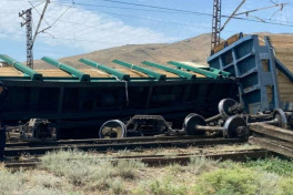 Поезд, следовавший из РФ в Азербайджан, сошел с рельсов
