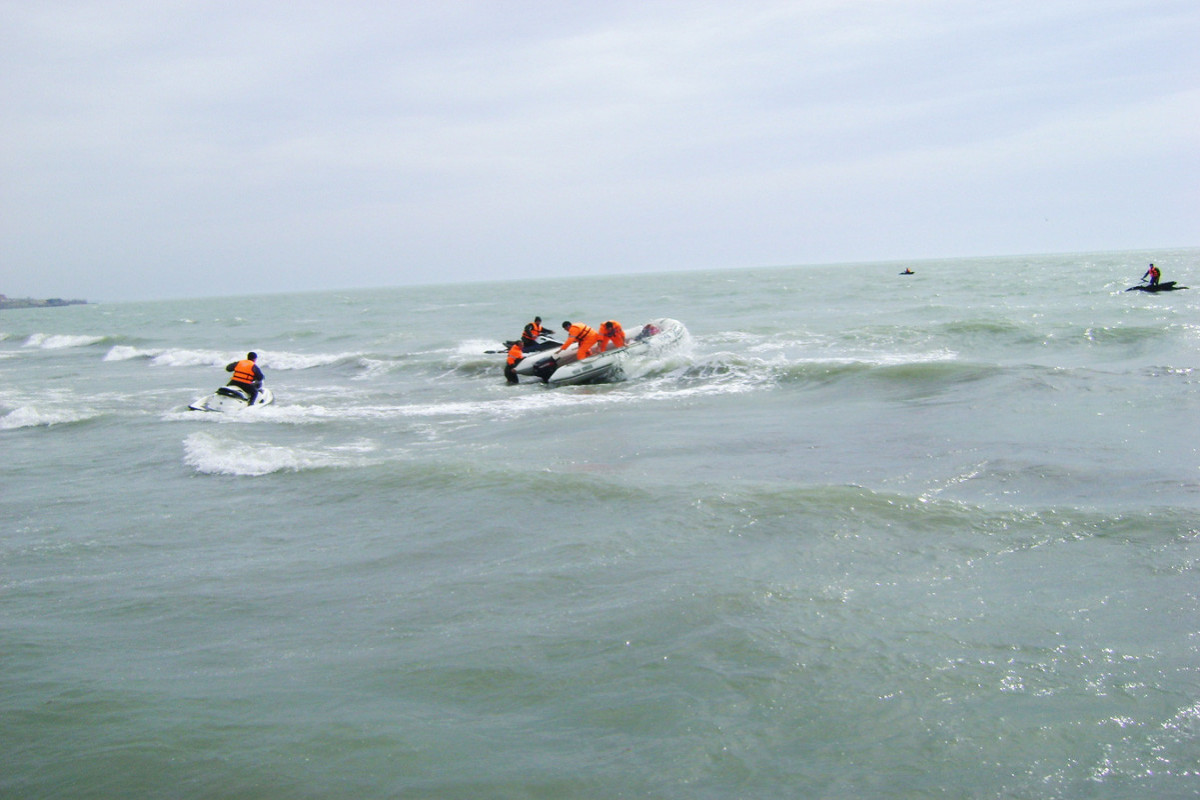 Два человека утонули на пляже в Баку