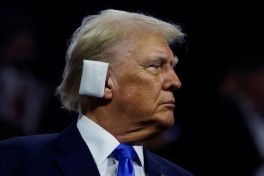 Трамп избавился от повязки на ухе, которую носил после покушения