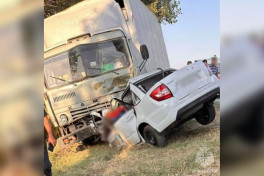 В России погибли при столкновении "Камаза" и легковой машины