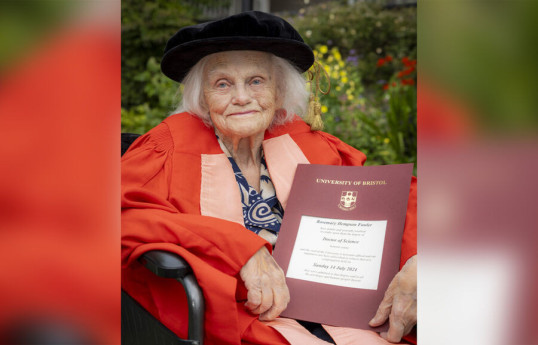 В Англии вручили докторскую степень 98-летней ученой, оставившей науку ради мужа