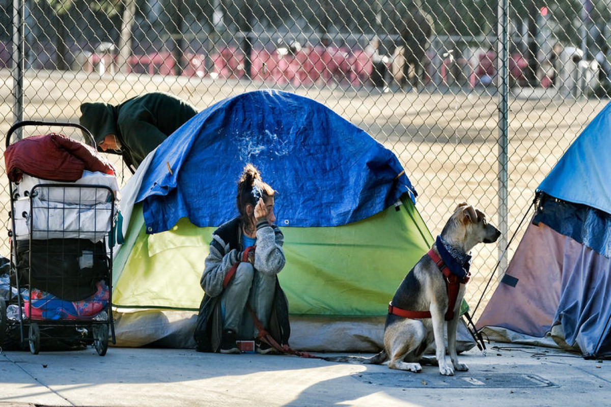 Губернатор Калифорнии поручил убрать с улиц штата лагеря бездомных