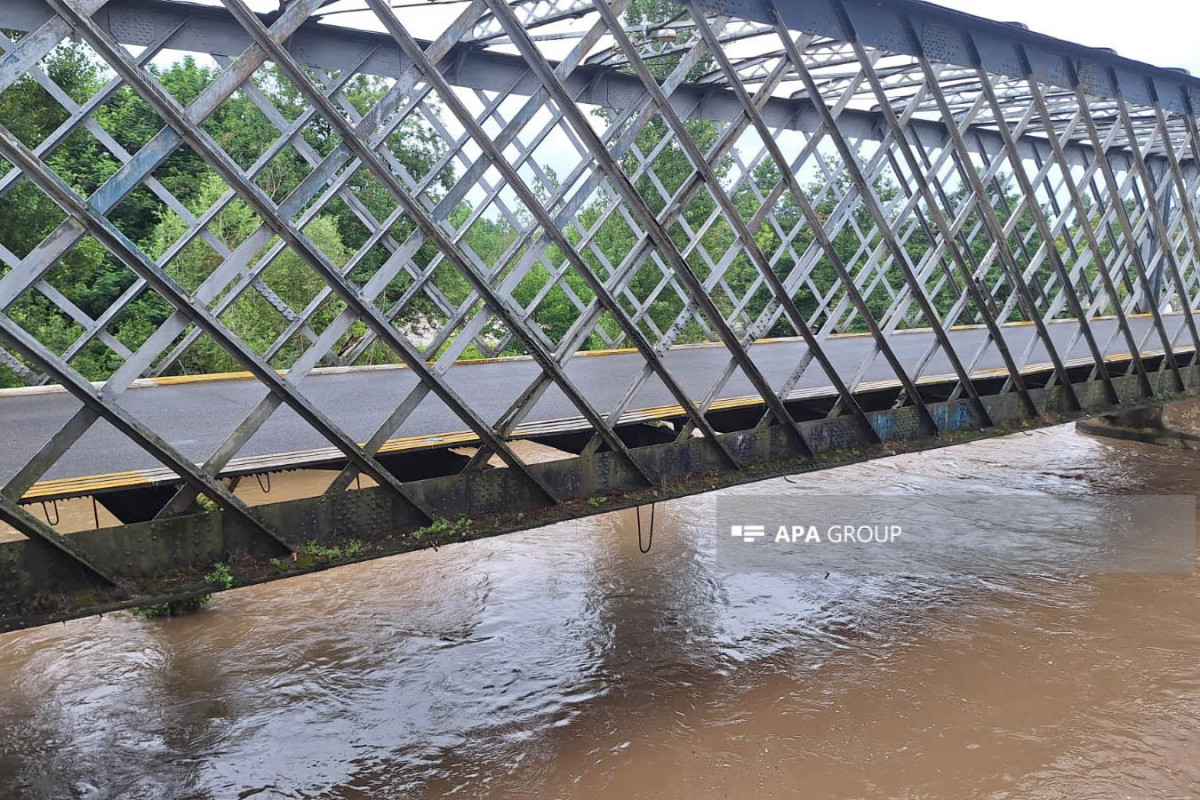 После проливных дождей в Лянкяране разлилась река Лянкяранчай, вода затопила дома -ФОТО 