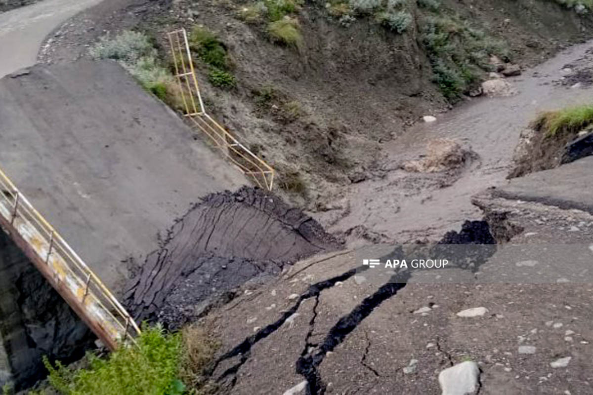 На севере Азербайджана сели обрушили мост, прервана связь с 6 селами