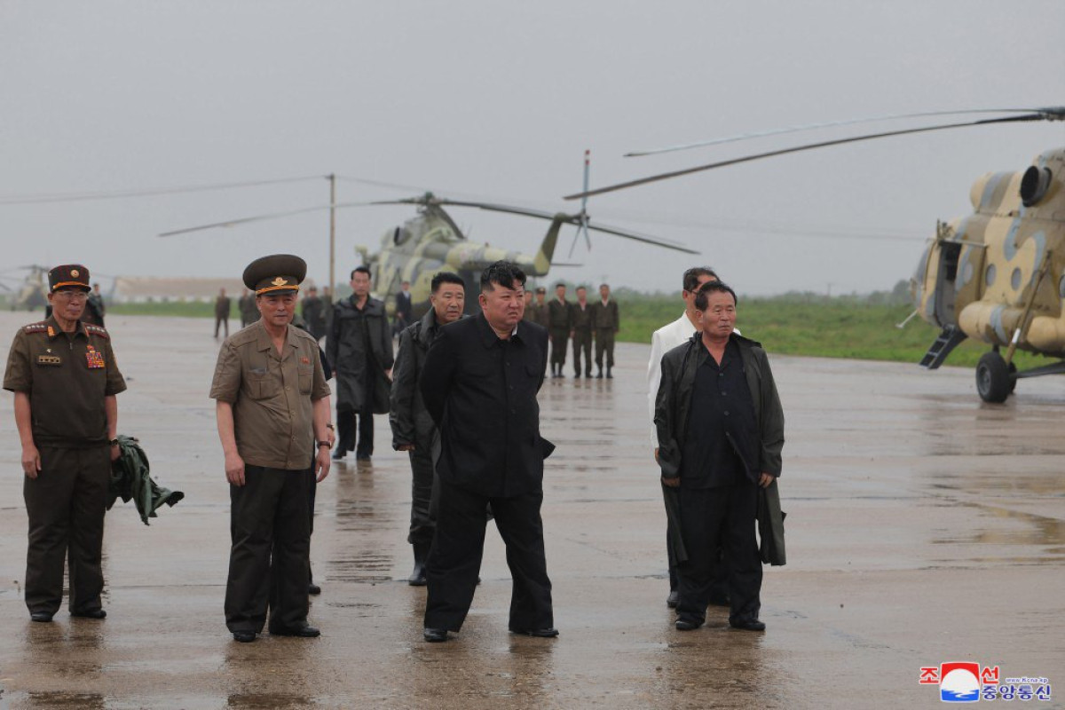 Супергерой КНДР возглавил операции по спасению и эвакуации жителей после ливней-ФОТО 