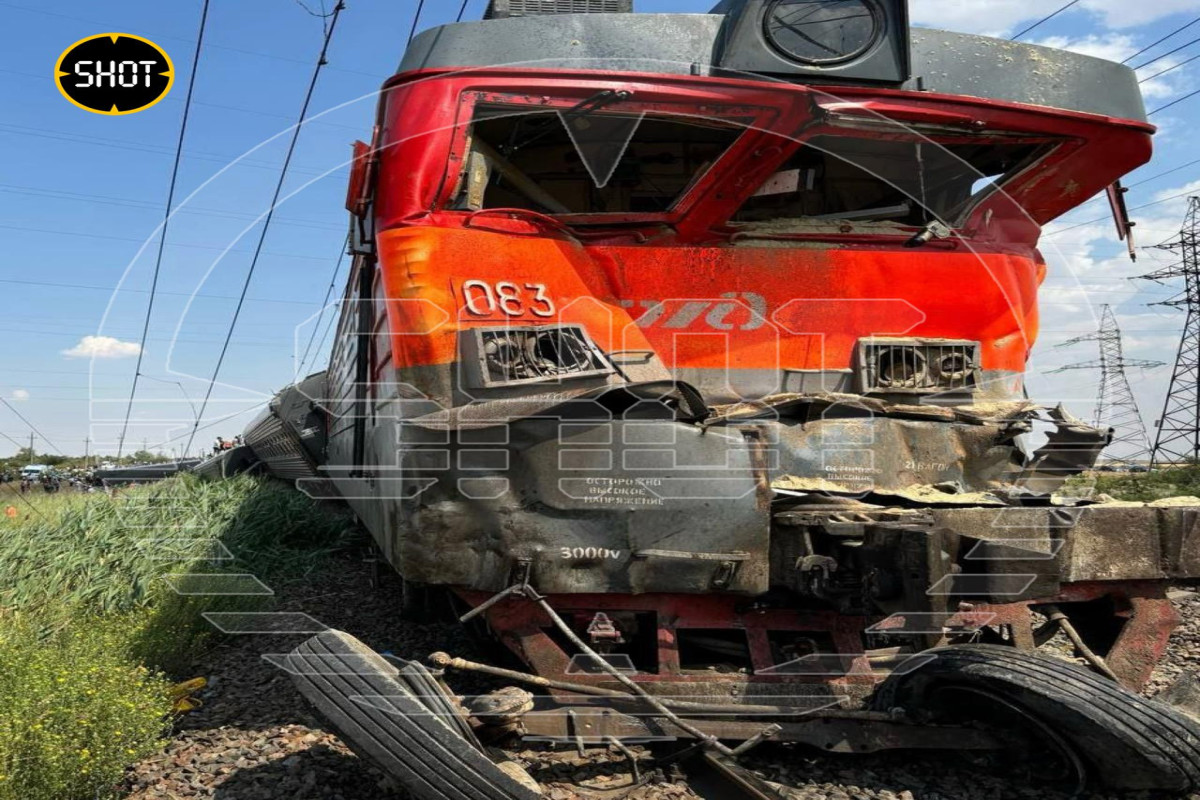 В России в результате столкновения пассажирского поезда с КАМАЗом пострадали 140 человек-ВИДЕО -ФОТО 