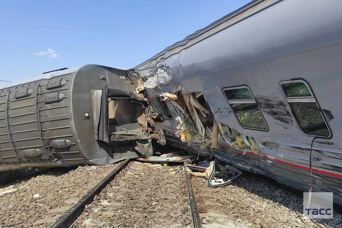 В России в результате столкновения пассажирского поезда с КАМАЗом пострадали 140 человек-ВИДЕО -ФОТО 