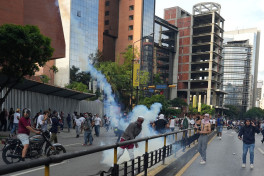 Более 20 военных ранены в ходе протестов в Венесуэле
