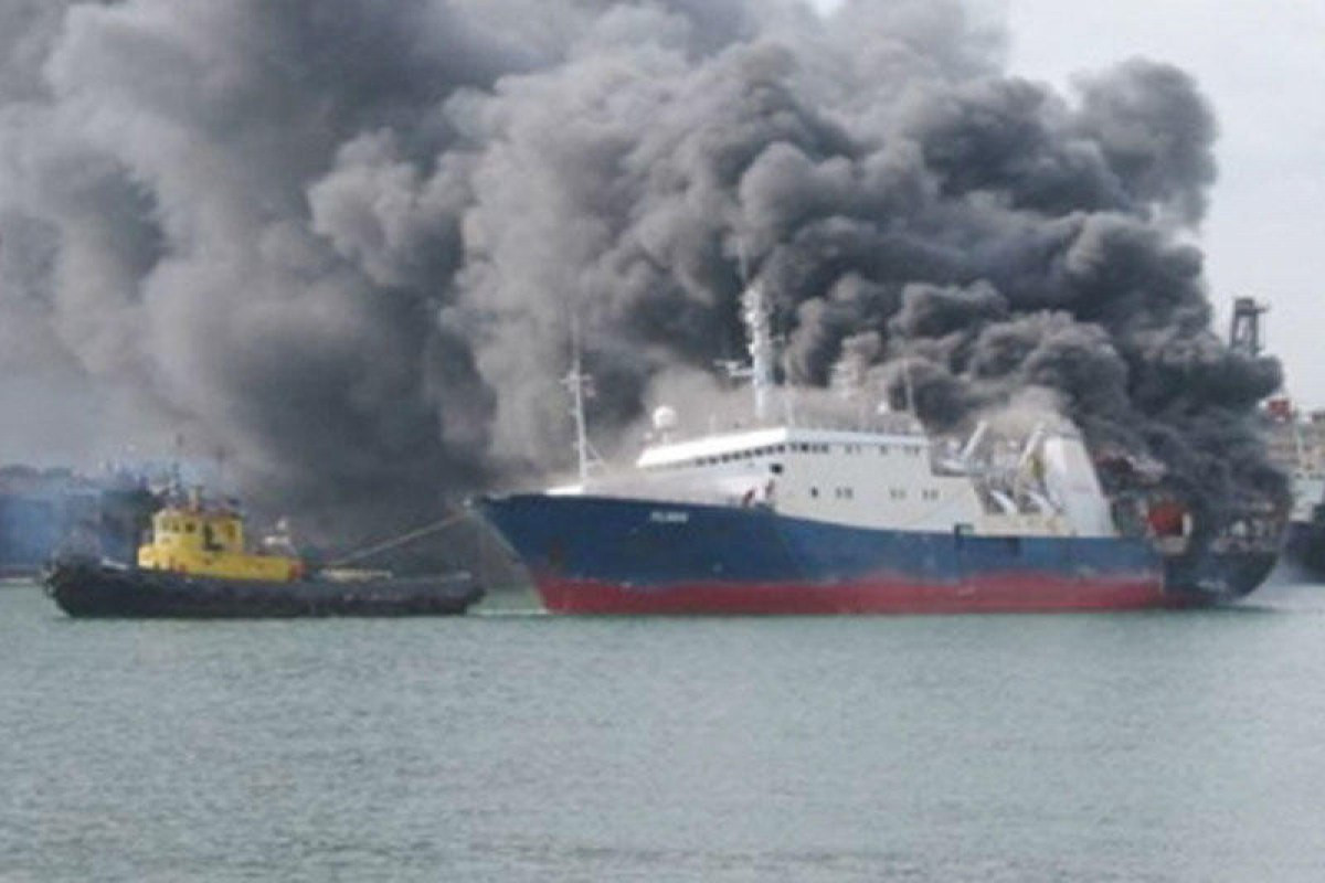 Возле нефтяной платформы горит судно: двое пострадавших