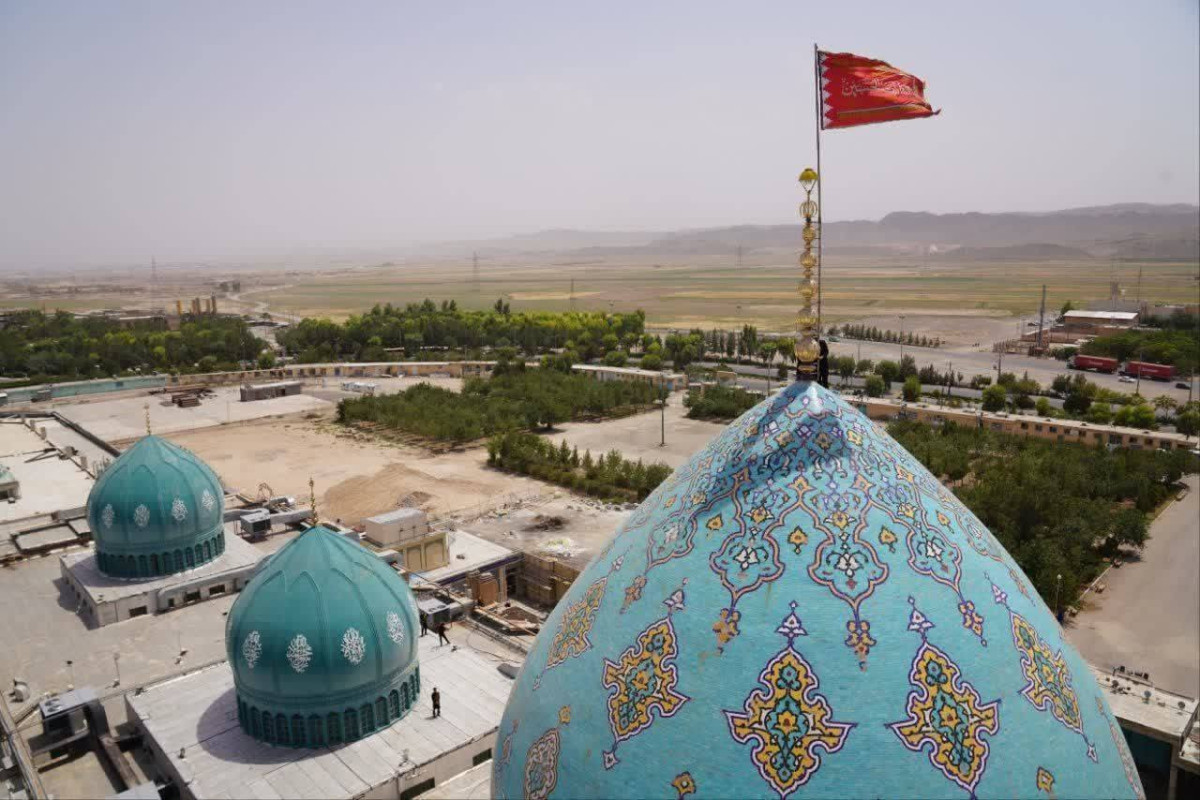 Иран поднял красный «флаг мести» на куполе мечети-ВИДЕО 