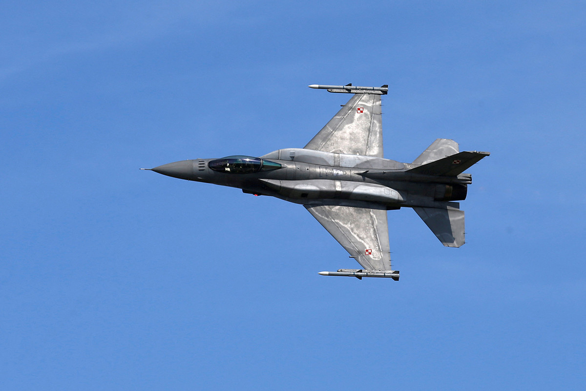 СМИ: В Украину доставили первую партию истребителей F-16