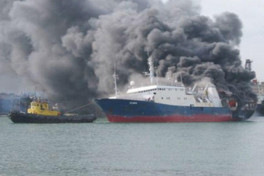В Баку возле платформы горит судно: двое пострадавших