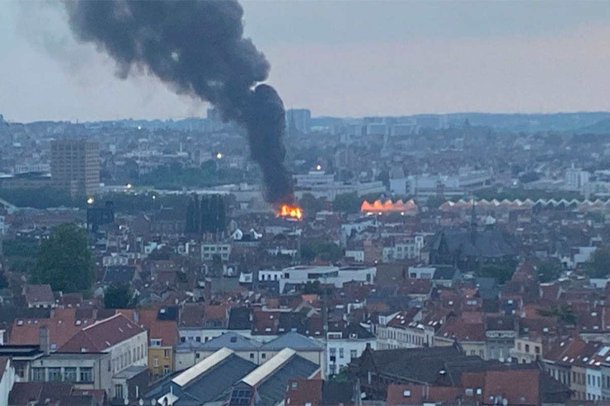 В Брюсселе горит свалка старых автомобилей, город затянут дымом
