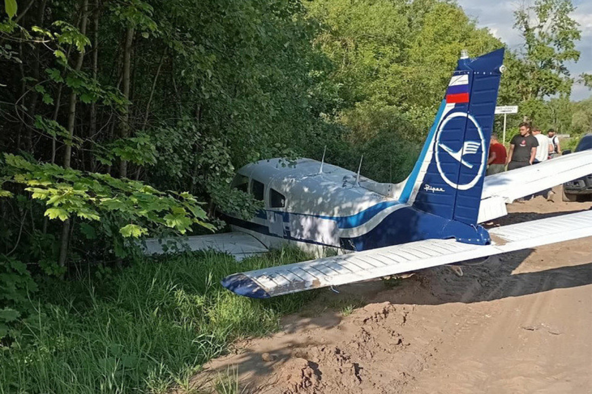 Самолет приземлился прямо на шоссе в Подмосковье-ВИДЕО 