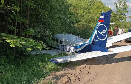 Самолет приземлился прямо на шоссе в Подмосковье-ВИДЕО 
