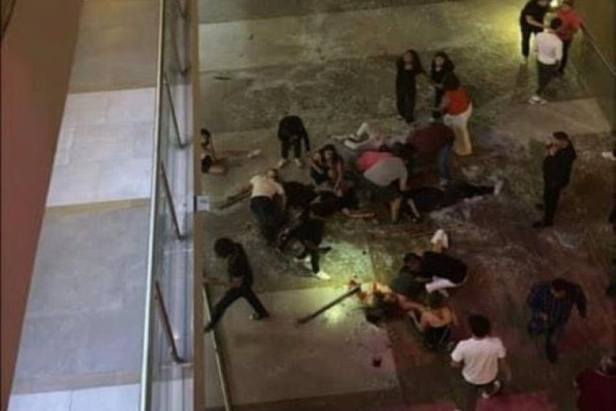 Несколько молодых мексиканцев погибли при обрушении балкона в баре