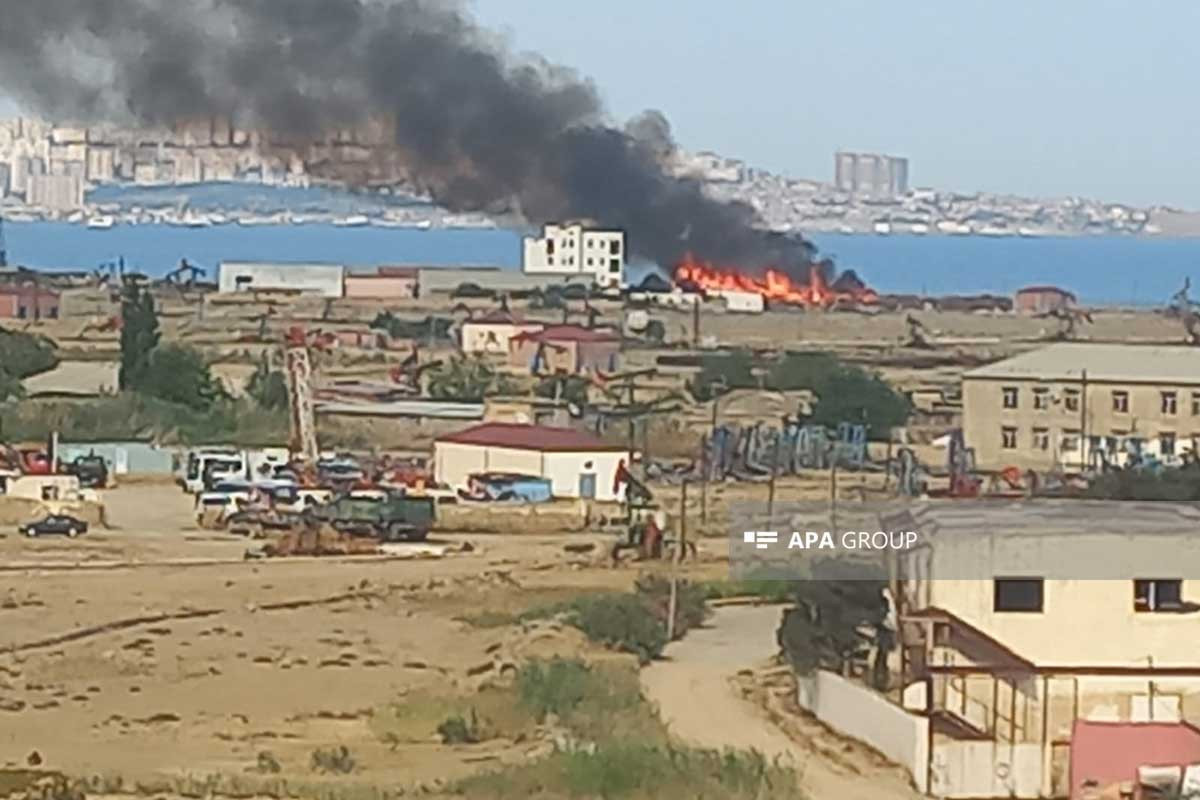 Пожар на открытой местности вблизи моря в Баку локализован-ОБНОВЛЕНО -ВИДЕО 