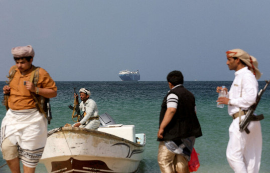 Хуситы за сутки повредили два судна в Аденском заливе