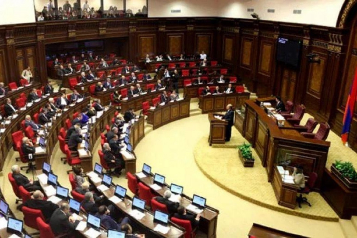 Заседание парламента Армении прервалось из-за потасовки между депутатами-ВИДЕО 