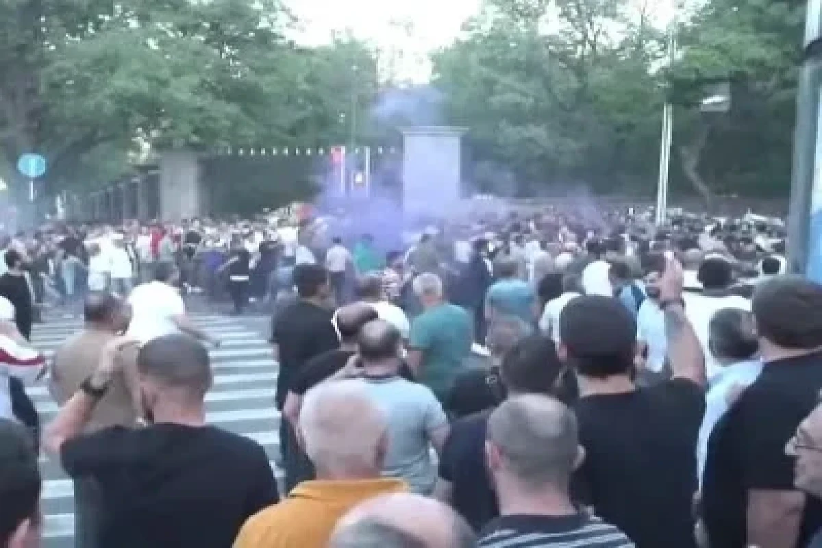 В Армении полиция начала применять шумовые гранаты в отношении протестующих