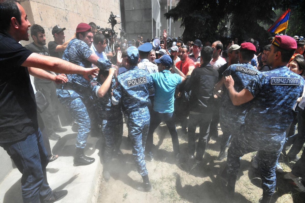 В столкновениях в Ереване пострадали 55 человек, задержаны 86 протестующих-ВИДЕО 