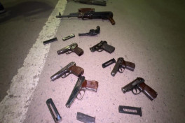 В Гяндже у мужчины изъяли 12 автоматов и пистолетов-ФОТО 