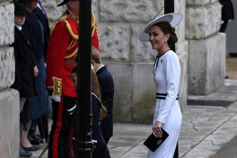 Принцесса Кейт Уэльская впервые появилась на публике после операции-ВИДЕО 