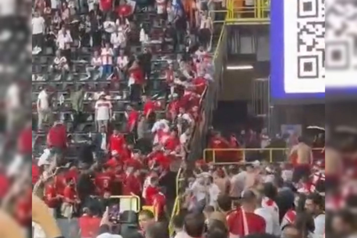 Фанаты сборных Грузии и Турции устроили массовую драку перед матчем ЧЕ-ВИДЕО 
