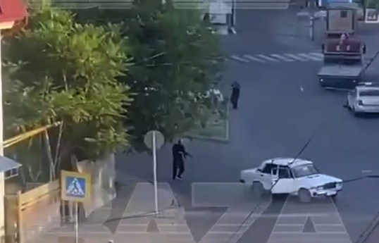 Появилось видео с моментом нападения на полицию в Дербенте-ВИДЕО 