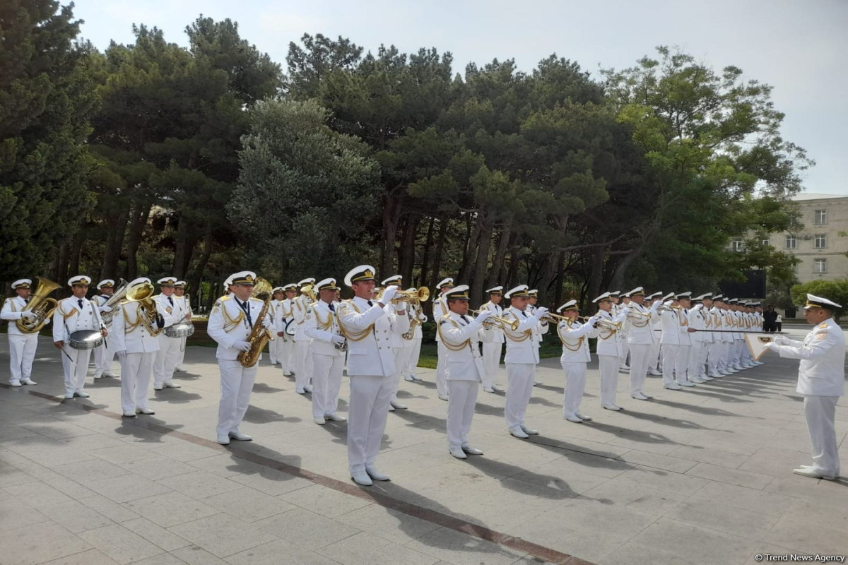 На улицах Баку военные марши и оркестры в честь Дня Вооруженных сил Азербайджана -ФОТО 